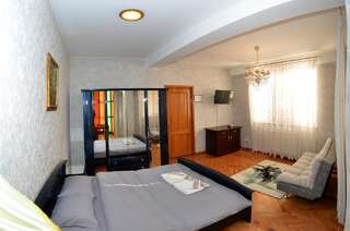 Гостевой дом Vila A&B Бухарест Семейный люкс с балконом-1